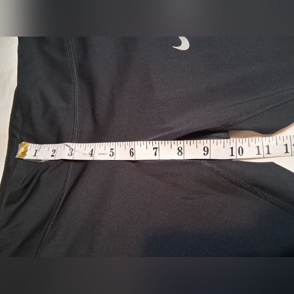 EUC - NIKE - Dri Fit Capri Cropped Black Yoga Workout Leggings - Women Medium - Picture 5 of 14